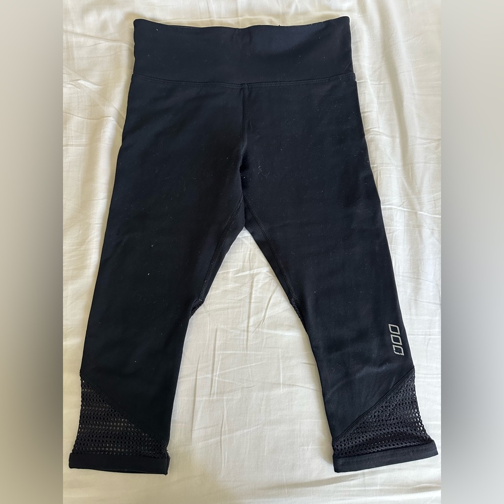 LORNA JANE Capri Leggings with mesh cutout